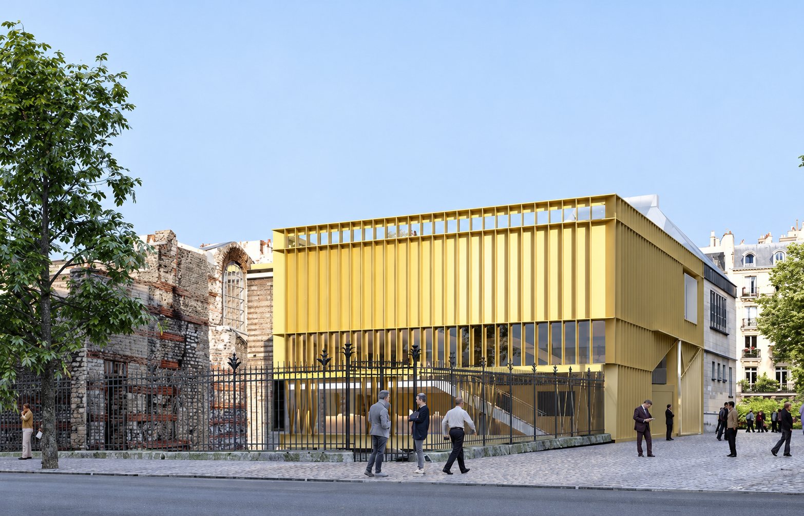 Rendu du projet. Rendu d'architecte d'un bâtiment contemporain à façade dorée vitrée, à côté de ruines en pierre derrière une grille, avec des passants sur une place pavée.