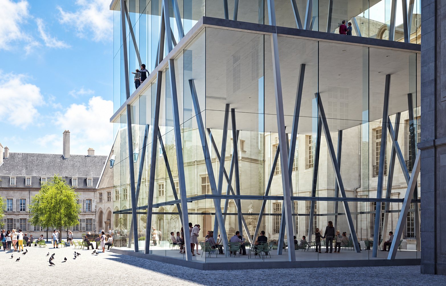 Rendu du projet. Image de synthèse d'un bâtiment vitré aux poteaux inclinés en acier, avec une terrasse et des passants sur une place bordée de bâtiments anciens.